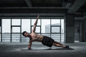 esercizi addominali core stability uomo che si allena